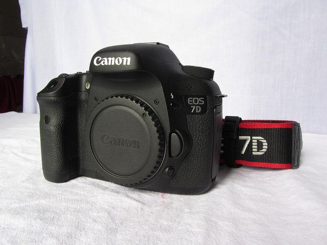 Body Canon EOS 7D + 24-70mm F4 IS L  + FLash 320 EX