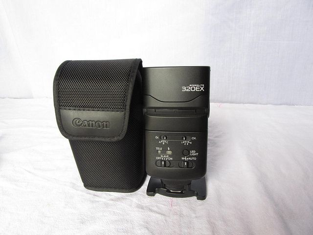 Canon 7D, Lens 17-85mm IS USM giá tốt , Flash canon  320EX - 4