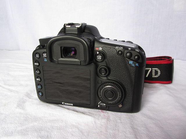 Body Canon EOS 7D + 24-70mm F4 IS L  + FLash 320 EX - 1