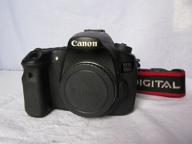 Body Canon 60D giá 10tr , nhiều lens giá tốt