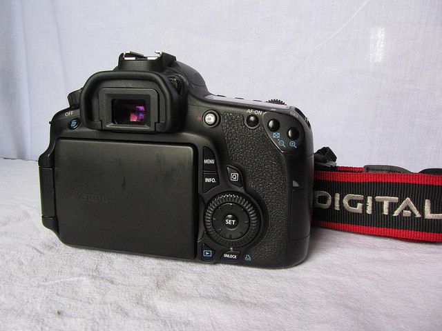 Body Canon 60D giá 10tr , nhiều lens giá tốt - 1