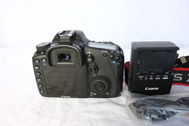 Canon 7D, Lens 17-85mm IS USM giá tốt , Flash canon  320EX - 1